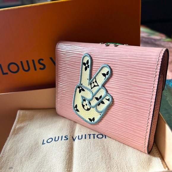 Limited Edition LV Pink Epi Portefeuille Victorine - Picture 2 of 15